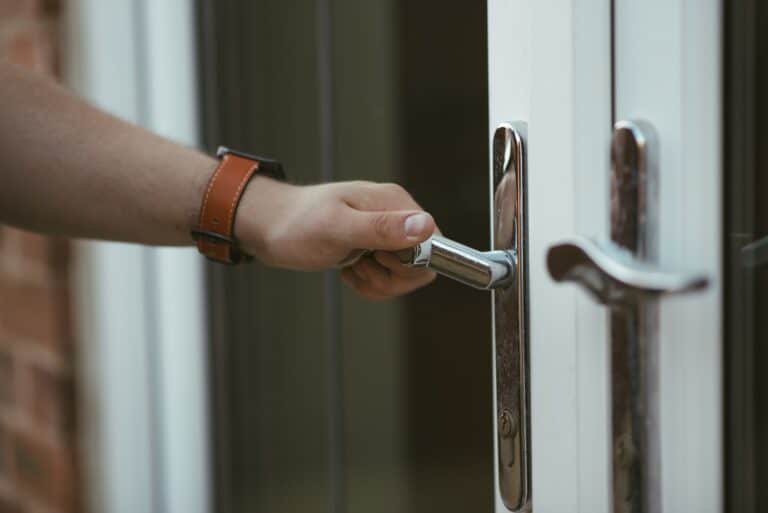 Atout-depann - Porte Bloquée ? Solutions Rapides et Efficaces Pour Débloquer Votre Serrure - Featured Image 1
