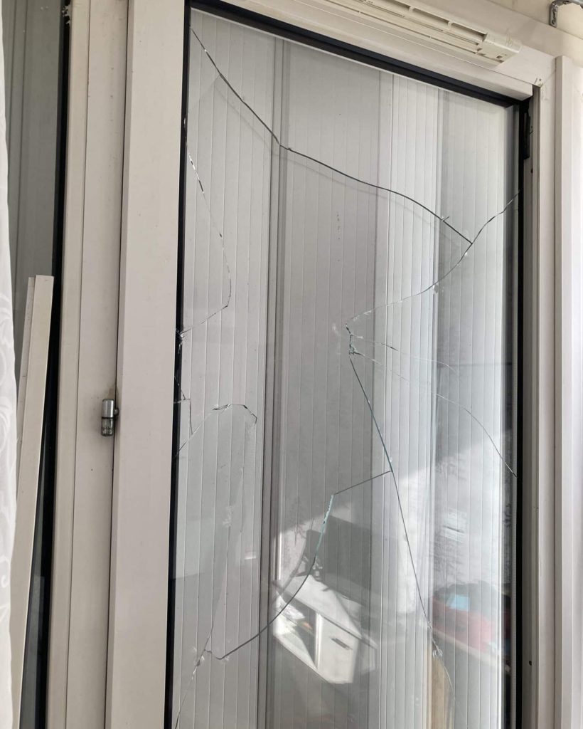 Image d'une vitre cassée avant restauration